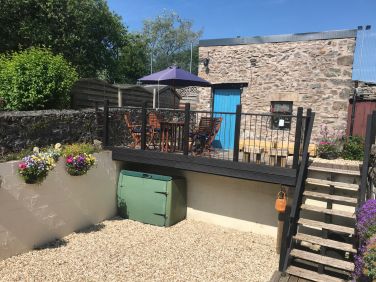 Quality and comfortable teak garden furniture for eating, drinks or socialising.