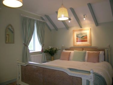 Pretty king-size bedroom