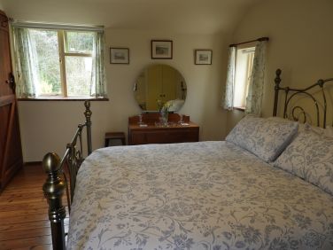 King size bed, Dorma bedding, sumptuous pillows and duvet with Egyptian cotton sheets