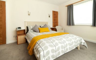 Dual aspect King bedded room. Lovely sunny room.