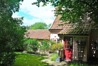 Boatmans, a magical waterside retreat - perfect for couples and small families. Large private drive.