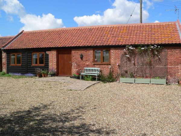 The Hairy Pigs Rural Retreat Cottage In The Norfolk Broads Sleeps 2
