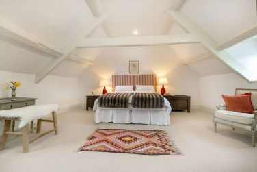 Huge Red Paisley bedroom with 400 count egyptian linen