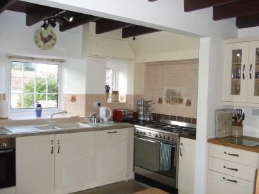 Kitchen area well equipped for self-catering with range cooker