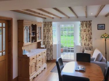 Cottage Three dining area overlooking garden