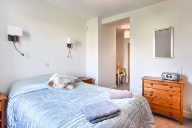 Double bedroom with en-suite shower room