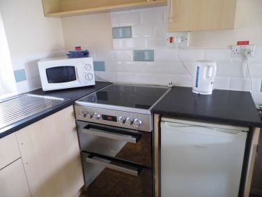 Brand new state-of-the-art double oven cooker / grill with instant heat ceramic glass rings.