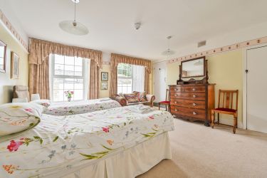 Epphaven apartment spacious twin - easily accommodates an extra bed