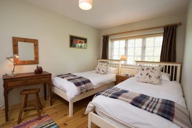 Twin room on the first floor overlooking the garden, next to the family bathroom