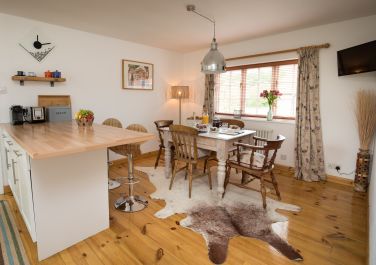 Spacious dining/kitchen