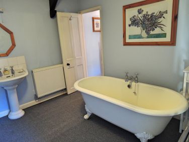 Jack and Jill bathroom - Perfect for a long soak at the end of a day's walking