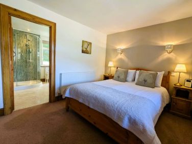 Bedroom - kingsize bed