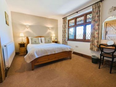 Bedroom - kingsize bed