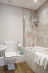 En-suite bathroom in both bedrooms