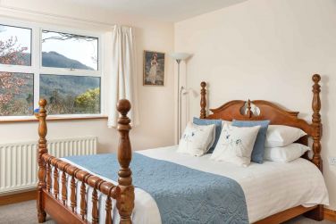 King size 'pencil post' bed looking east