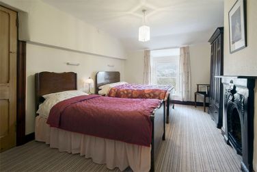 Family room with a double and a single bed in Manesty Band