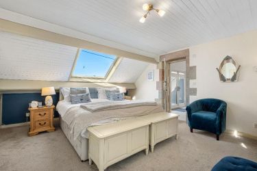 Master bedroom En suite, TV , 6ft bed built in wardrobes