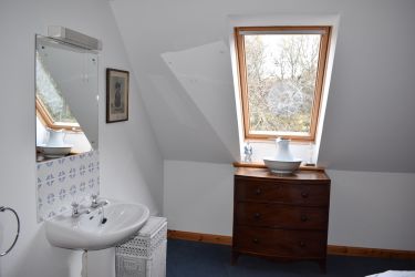 Washbasin in main bedroom