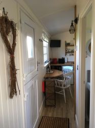 Deluxe Shepherd&rsquo;s Hut