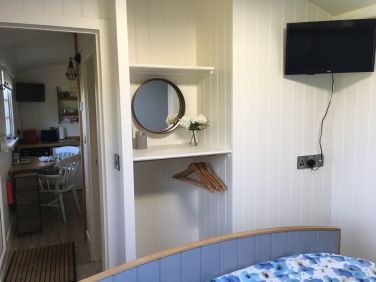 Deluxe Shepherd&rsquo;s Hut