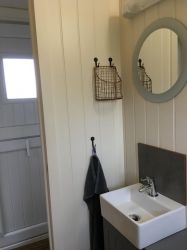 Deluxe Shepherd&rsquo;s Hut