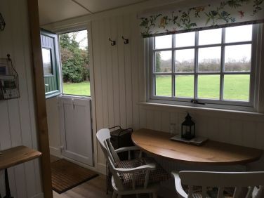 Deluxe Shepherd&rsquo;s Hut