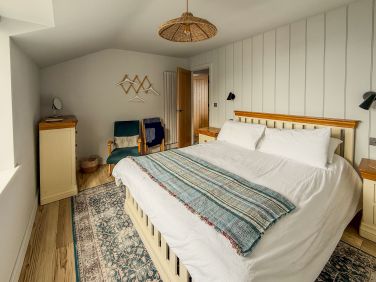 Lovely sea view king bedroom.