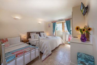 Large e/s superking bedroom with additional single bed