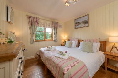 Bedrooms 2 ( can be twins)