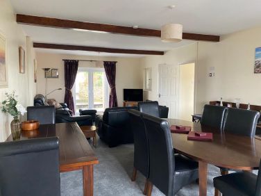 Dining table extends to seat 8-10 guests