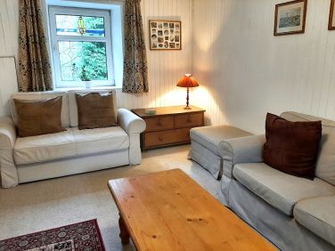Cosy sitting room with seating for 6