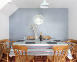Kitchen dining area seats 6