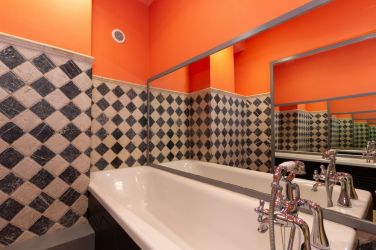 Striking bathroom in Fairlea Grange