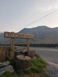 Welcome to ty capel saron roadside to driveway