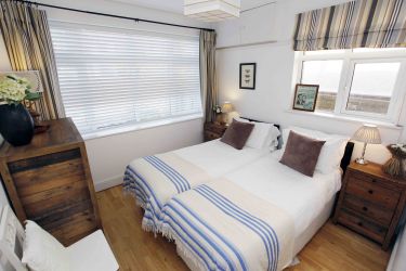 Ground floor bedroom with twin beds