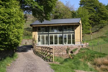 Luxury cottages peak sales district dog friendly