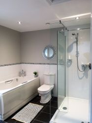 Farmhouse main bathroom