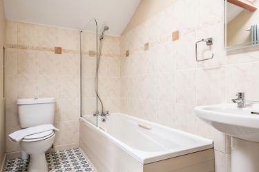 Ensuite bathroom with shower over bath.