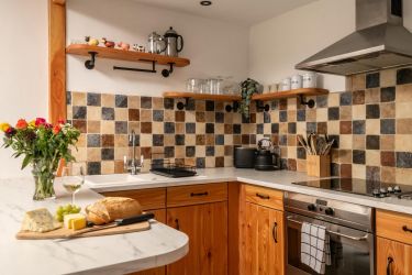 Fully equipped kitchen in Beechtree cottage.