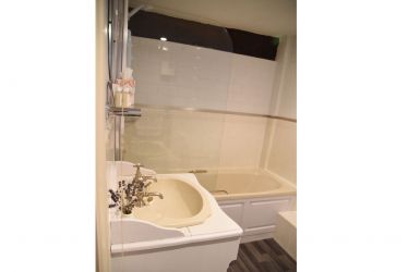 Room Number 2 En-suite shower/bath