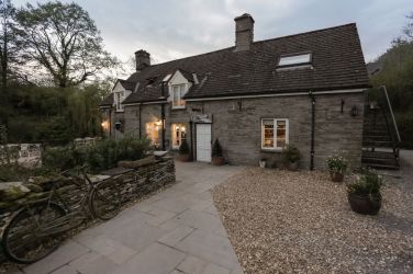 The Bridge Inn pub at only two minutes walk from Bridge Farmhouse