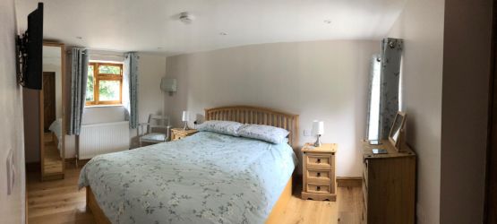 Bedroom with kingsize bed.