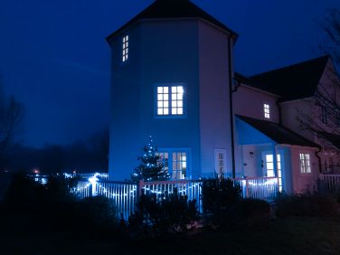 A magical place for Christmas get togethers, shopping or winter walks and a Jacuzzi!