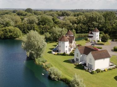 Grey Heron Lodge, right on the lake