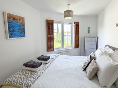 Bedroom 3 with supering bed and lake view