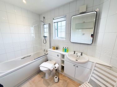 Master bedroom en-suite