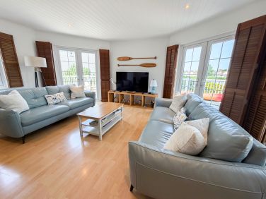 Spacious living room