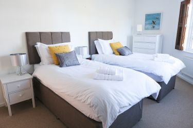 Bedroom 2, with 2 single beds. Lake view.