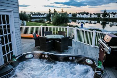 Luxury 6 person Jacuzzi hot tub with lake views