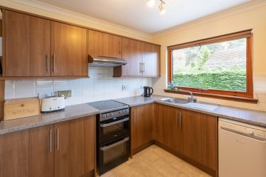 Well-equipped kitchen with dishwasher